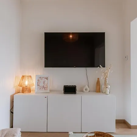 Modern With Balcony Near Center Ferienhaus *